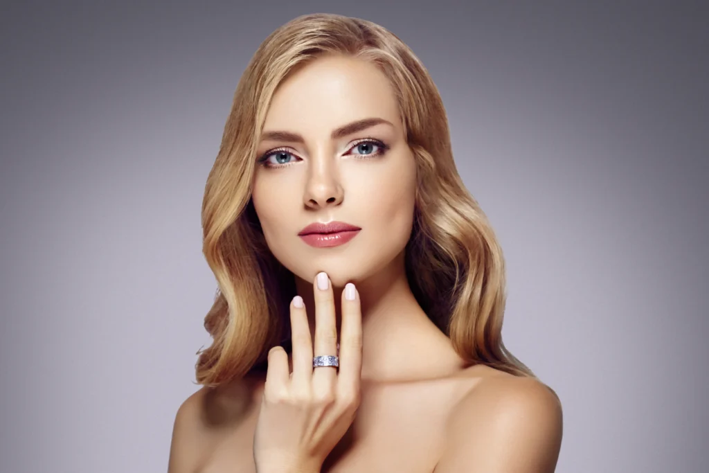 Mujer rubia con el cabello suelto